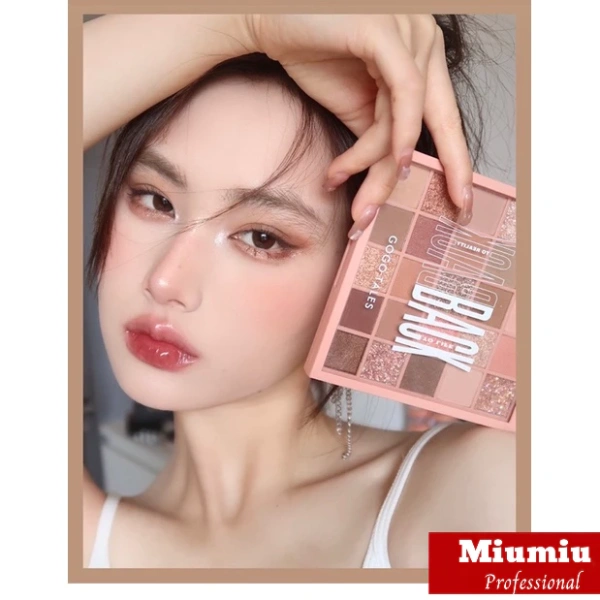 Bảng phấn mắt 25 ô hứa hẹn đa dạng màu sắc, nhưng thực tế lại bộc lộ những hạn chế khi tạo lớp
