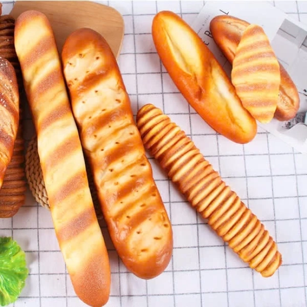 Bánh mì squishy xinh xắn làm không gian picnic lung linh, nhưng lại khiến việc di chuyển trở nên bối rối