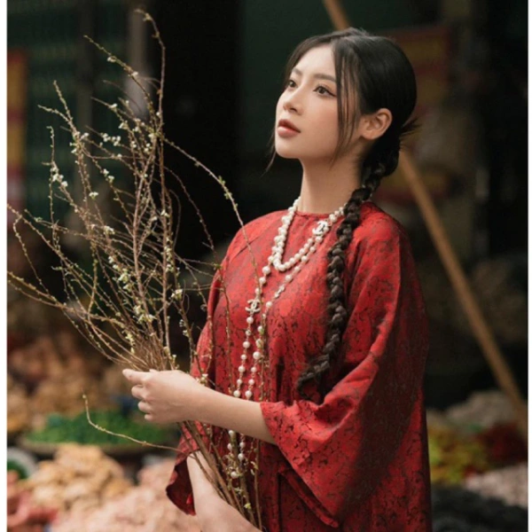 Bất ngờ khi tóc giả dài kiểu đuôi ngựa khiến buổi chụp ảnh áo dài Tết cổ trang trở nên cuốn hút hơn mong đợi