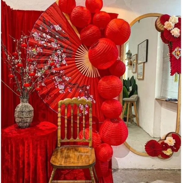 Bất ngờ khi vải nhung đỏ làm phông nền tiệc cưới kéo dài, những chi tiết nhỏ khiến không gian mất đi sự thoải mái.