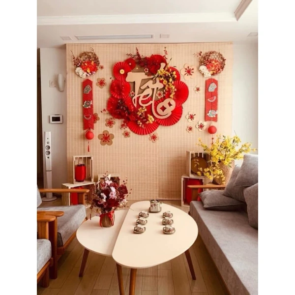 Bạt trang trí tết kích thước lớn thường khiến phòng mất cân bằng nếu không đo đạc và cắt đúng yêu cầu