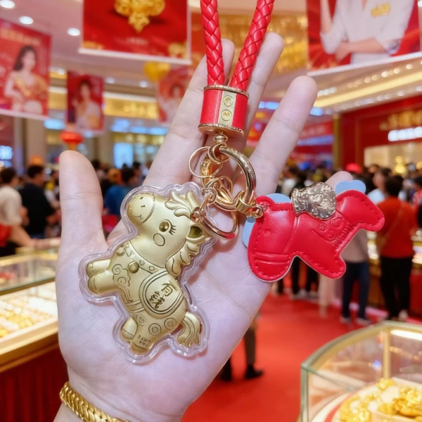 Bày móc khóa ngựa vàng trong quà Tết chỉ thực sự mang lại may mắn khi chú ý đến cách bảo quản và vị trí đặt