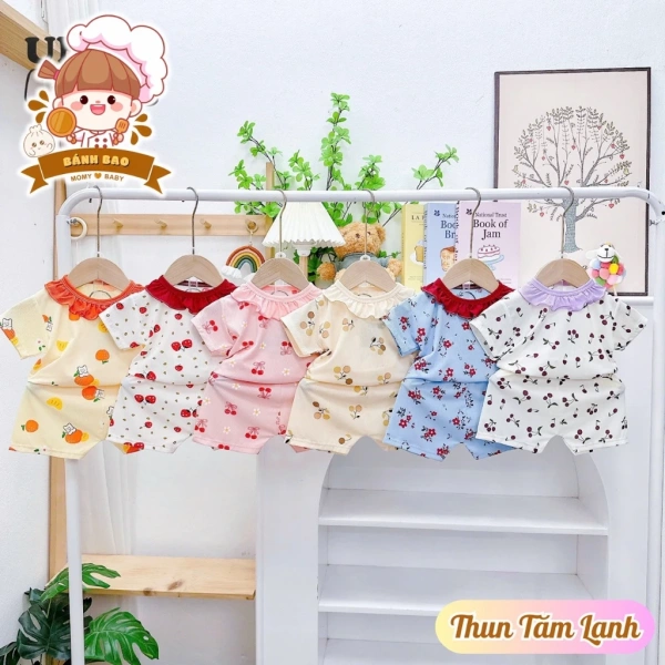 Bé cảm thấy mát nhẹ suốt cả ngày nhờ cộc tay thun siêu thoáng, không như lo sợ nỉ nỉ gây nóng