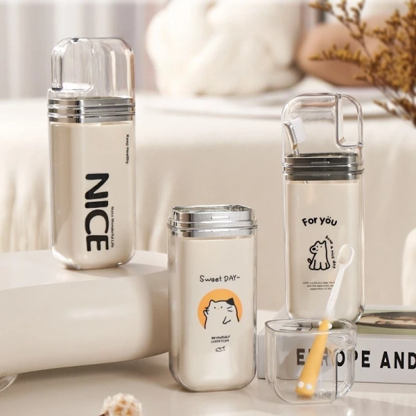 Bên trong chiếc hộp đựng bàn chải và cốc đánh răng: chi tiết nhỏ gây lúng túng khi đóng gói chuyến du lịch