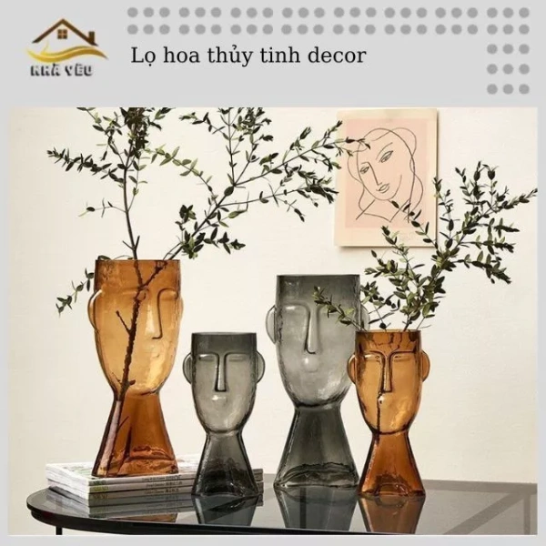 Bình cắm hoa thủy tinh decor hình mặt người: Khi vẻ đẹp tinh tế bộc lộ, nhưng chiều cao gây bất ngờ khi vệ sinh.