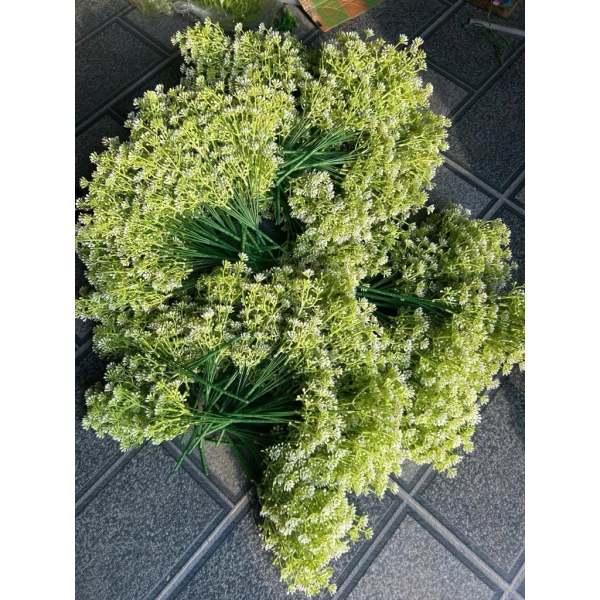 Bó hoa giả cao 40 cm trong phòng khách: khi kỳ vọng về vẻ đẹp gặp thực tế cần bảo trì thường xuyên