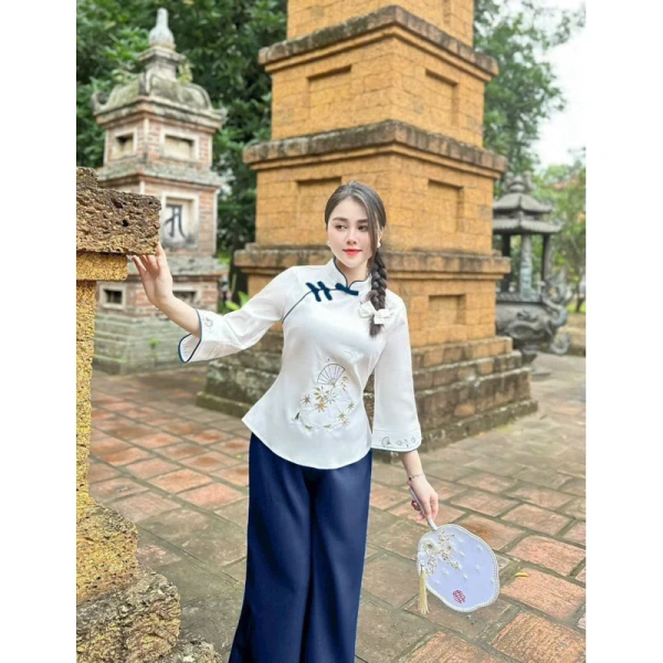 Bộ lam dài tay thêu hình giữ mát ngay cả trong những buổi lễ chùa nắng nóng