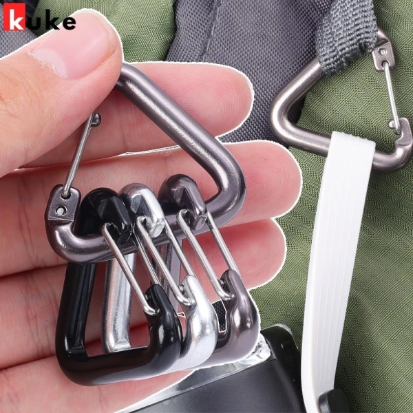 Bỏ qua góc mở của móc treo mini, bạn sẽ bất ngờ khi dây ba lô cứ tuôn lên mỗi khi vượt địa hình gồ ghề