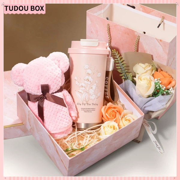 Bộ quà tặng ba trong một khiến người nhận cân nhắc giữa tiện lợi và cảm giác cá nhân hoá