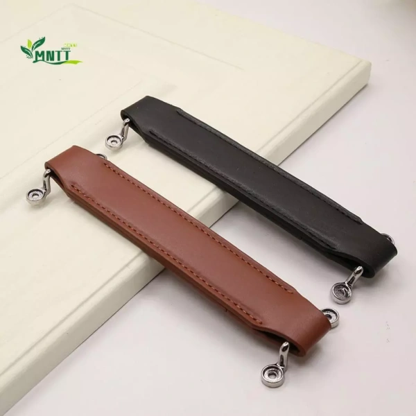 Bỏ qua vị trí ốc vít trên tay cầm da cổ điển có thể gây hỏng vali sau một năm sử dụng