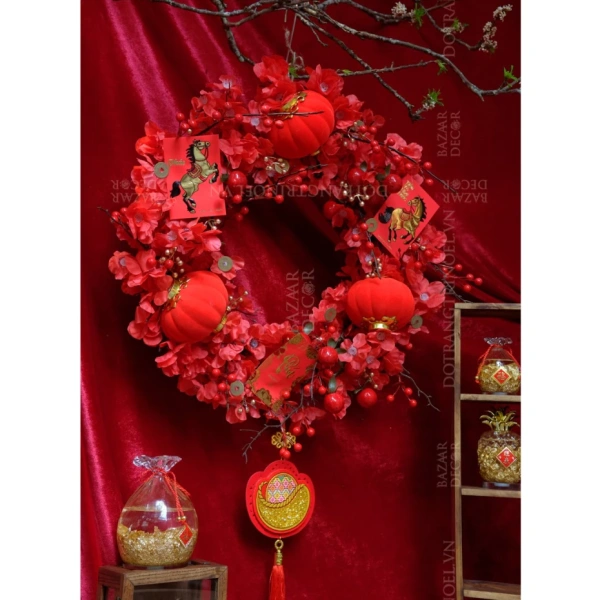 Bỏ qua vị trí treo, vòng hoa đào đỏ 50 cm khiến không gian Tết của gia đình không còn ấm áp như mong đợi.