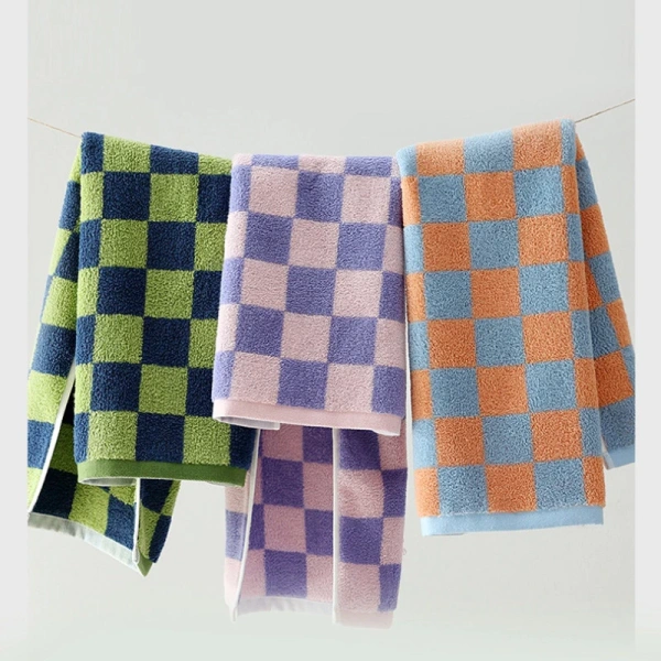 Bỏ qua viền kim trên khăn kẻ sọc cotton có thể làm giảm cảm giác mềm mại khi dùng trong phòng tắm và bơi.