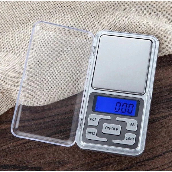 Bỏ quên pin dự phòng khiến cân điện tử bỏ túi độ chính xác 0.01 g dừng lại ngay khi chuẩn bị món ăn.