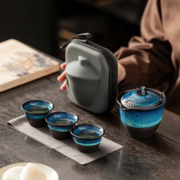 Bộ trà du lịch gọn trong túi bảo vệ cốc khỏi va đập, nhưng lại làm không gian phụ kiện trở nên chật hẹp