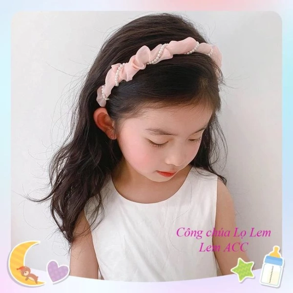 Bờm tóc cho bé gái dễ rụng khi trẻ chạy, mẹ mới nhận ra tầm quan trọng của chất liệu.