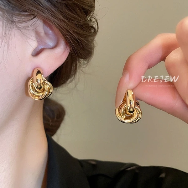 Bông tai bạc 925 nhẹ nhàng khiến người mặc nhận ra sự khác biệt trong cảm giác thoải mái suốt ngày