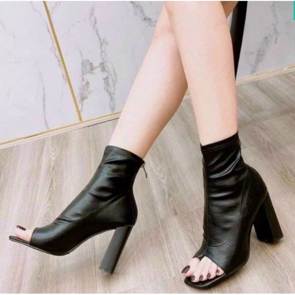 Bốt lửng da hở mũi mang lại vẻ thanh lịch, nhưng lớp lót nỉ không giữ ấm trong ngày làm việc dài