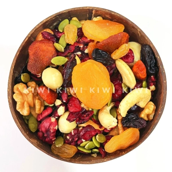 Bữa sáng với hỗn hợp hạt dinh dưỡng và trái cây sấy giúp duy trì năng lượng suốt buổi làm việc, hơn cả cà phê