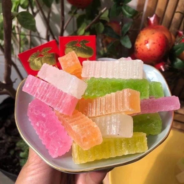 Bữa tiệc Tết bất ngờ nhẹ nhàng hơn khi mứt rau câu trái cây xuất hiện trong khay đồ ăn vặt