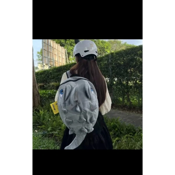 Cảm giác bất ngờ khi một chiếc ba lô khủng long to lớn, đa màu khiến cách sắp xếp đồ dùng hàng ngày thay đổi hoàn toàn
