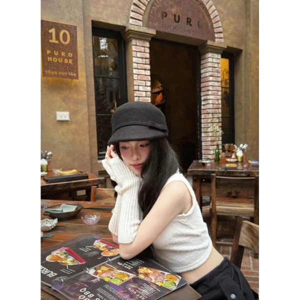 Cảm giác bất ngờ khi một chiếc mũ dạ đai lệch biến buổi dạo phố thành trải nghiệm nhẹ nhàng hơn