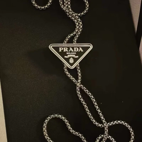Cảm giác căng nhẹ quanh cổ khi mang vòng choker hình tam giác ngược: thực tế khác gì so với hình ảnh trên mạng