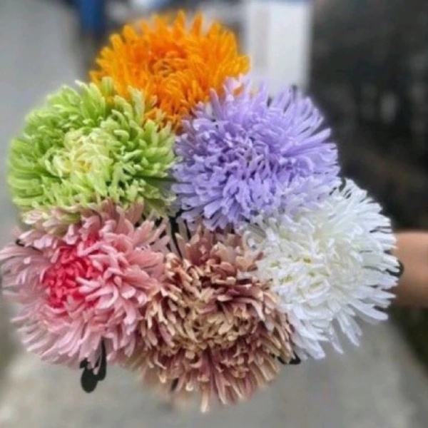 Cành cúc giả khiến góc chụp hình lung linh, nhưng lại làm giảm độ sáng tự nhiên