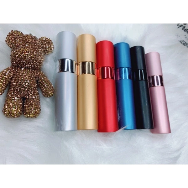 Chai chiết nước hoa xoay 10ml gọn gàng, nhưng vòng quay nhỏ thường trượt khiến mùi hương bị pha lẫn