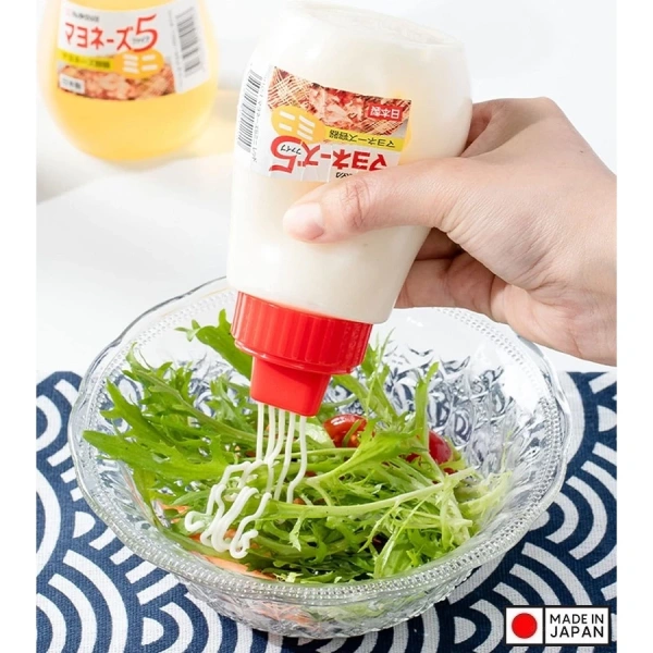 Chai nước sốt mini tiện lợi nhưng nắp kín quá chặt khiến bữa ăn luôn bị gián đoạn