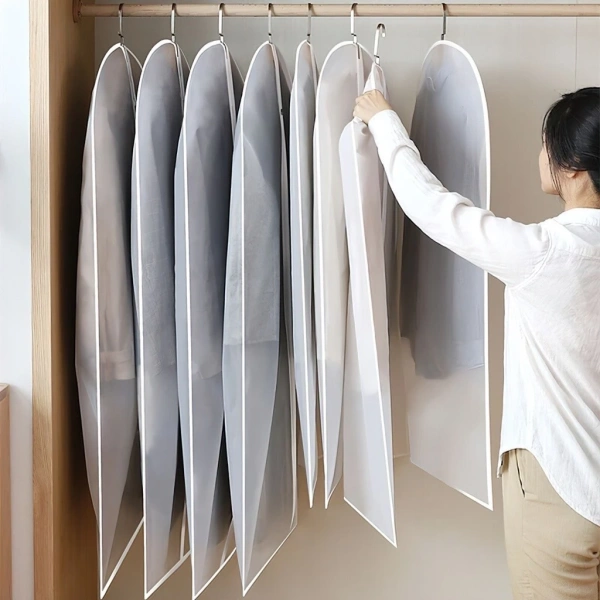 Chắn bụi và chống thấm không đồng nghĩa với việc bảo vệ hoàn hảo: những bất ngờ khi dùng túi bọc quần áo dày có khóa