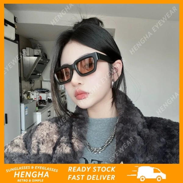 Chi tiết gọng mỏng của kính râm khiến bạn phải điều chỉnh liên tục khi đeo khẩu trang trong ngày nắng