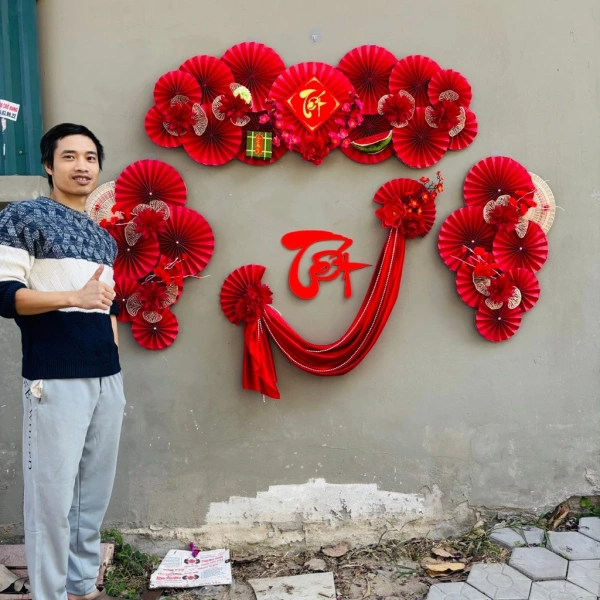 Chi tiết ít người chú ý: cách cân bằng khánh quạt Tết trên cửa kính để không bị lệch sau một tuần