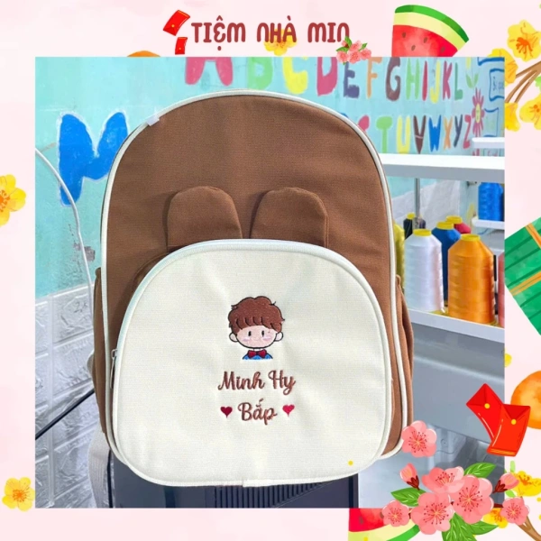Chi tiết khâu nhỏ trên balo thêu tên thường bị bỏ qua, nhưng lại quyết định độ bền suốt năm học