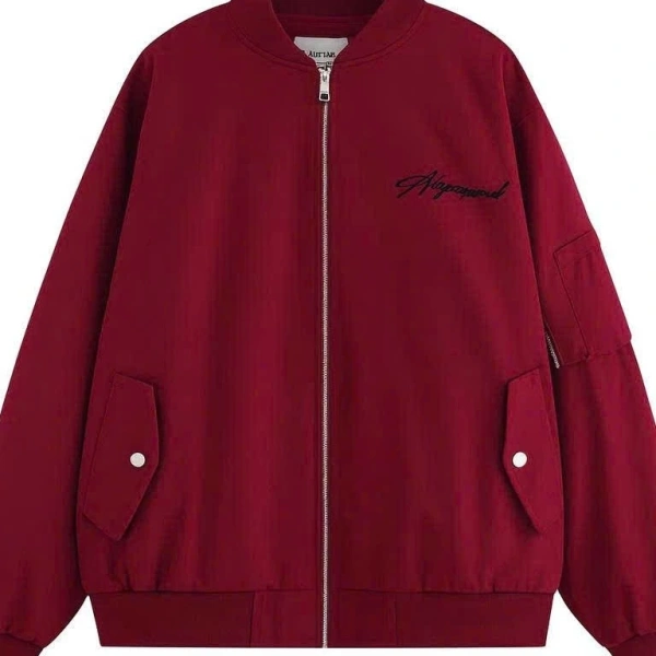Chi tiết khóa kéo trên áo bomber đa năng kháng nước khiến ngày mưa bất ngờ trở nên khó chịu