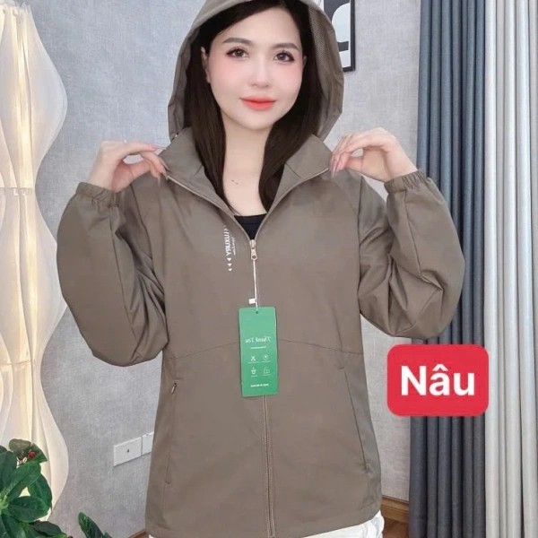Chi tiết lót ngực trong áo khoác gió nữ 2 lớp tráng bạc chống nước mà ít người để ý cho tới khi mùa mưa thực sự kéo vào.