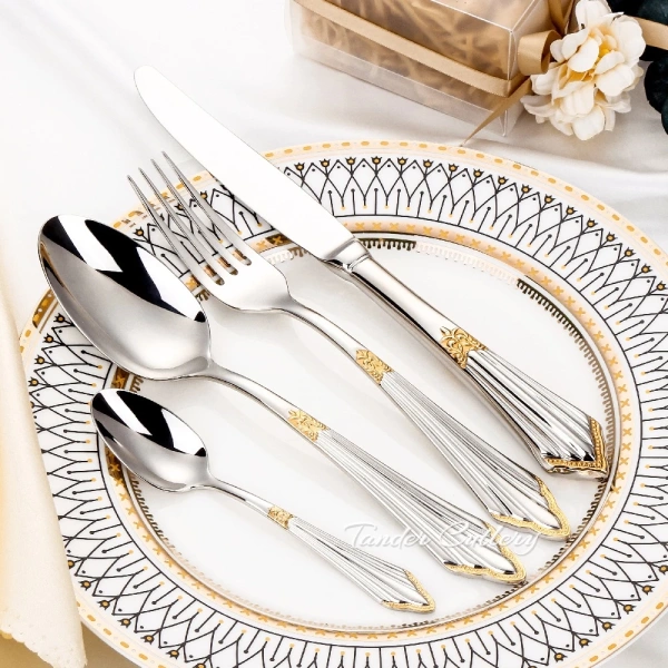 Chi tiết tay cầm nổi của bộ dao nĩa không gỉ khiến bữa tiệc phong cách phương Tây bỗng trở nên khó chịu hơn.