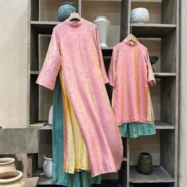 Chiếc áo dài đôi mẹ‑con bằng tơ tằm làm lộ ra những bất ngờ về cảm giác và chăm sóc trong ngày Tết