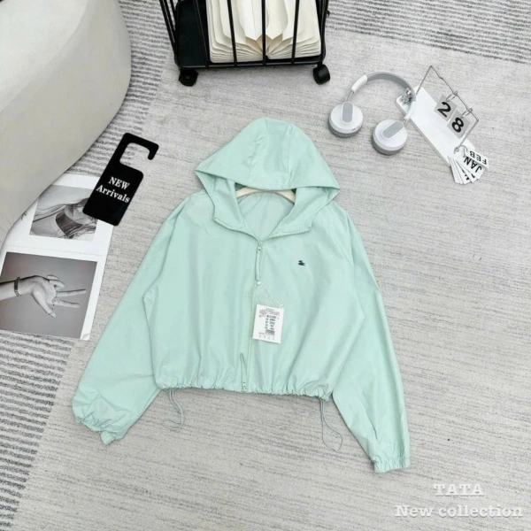 Chiếc áo gió nữ croptop có mũ 2 khoá khiến người mua thường bất ngờ khi vận động