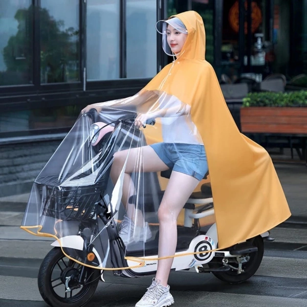 Chiếc áo mưa trong suốt che phủ toàn thân cho mẹ và bé ẩn chứa bất tiện khi thay tã.