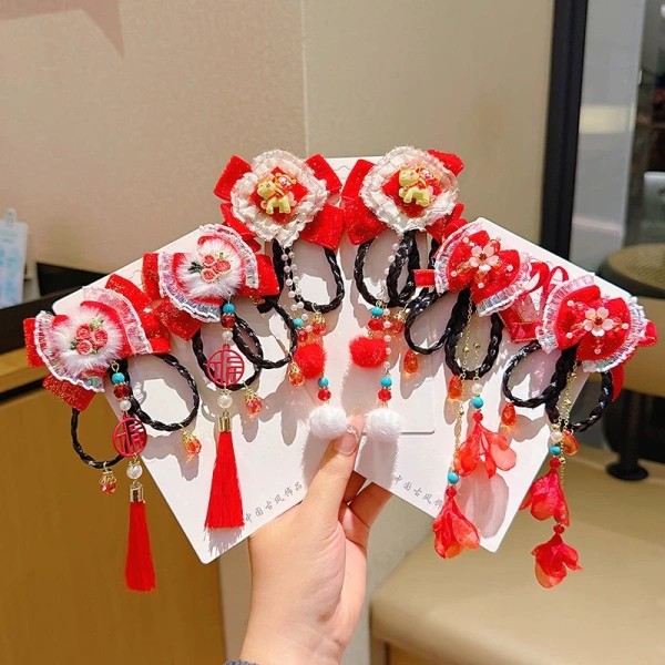 Chiếc kẹp tóc cổ trang khiến outfit lễ hội hoàn hảo hơn, nhưng ít ai để ý tới vấn đề giữ nếp suốt ngày