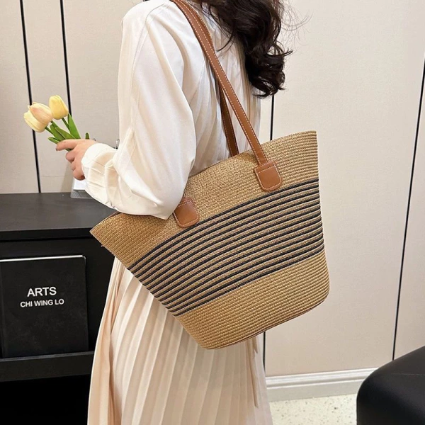 Chiếc túi biển rộng vintage 2024 hứa hẹn đủ chỗ, nhưng trọng lượng thực tế lại làm bối rối mỗi chuyến đi