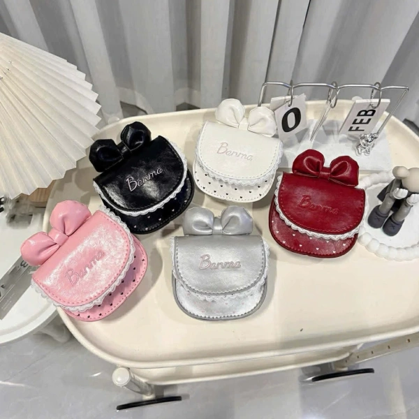Chiếc túi đeo chéo size 14 đính nơ: từ kỳ vọng về vẻ dễ thương đến khám phá khả năng chứa đồ bất ngờ cho mẹ và bé