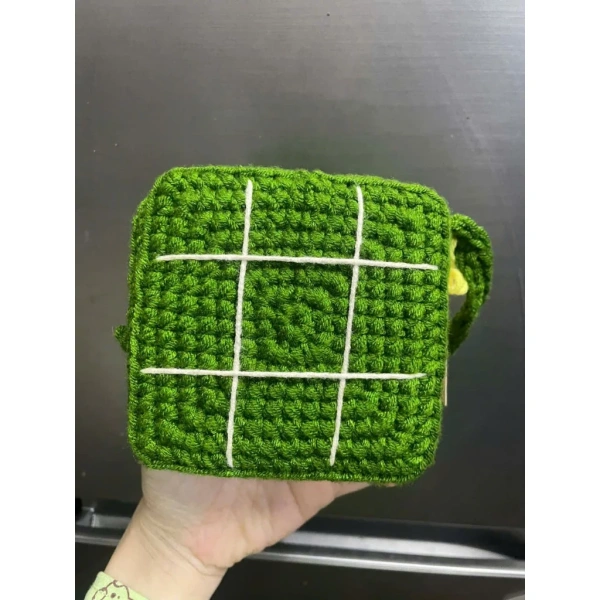 Chiếc túi len mini đeo Tết dễ thương giúp bé tự hào mang lì xì, nhưng lại ẩn nguy cơ bám dính thuốc nhuộm khi giặt