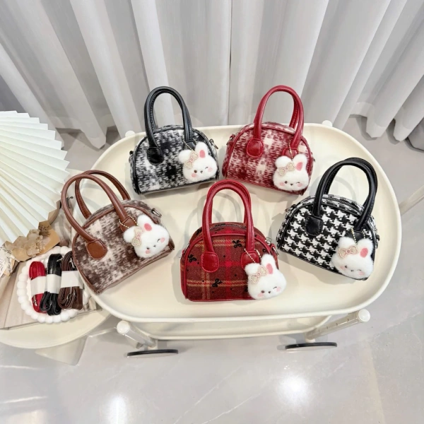 Chiếc túi mini vải dạ đeo chéo với charm thỏ trắng: Khi sự tiện lợi gặp bất ngờ không gian chứa đồ