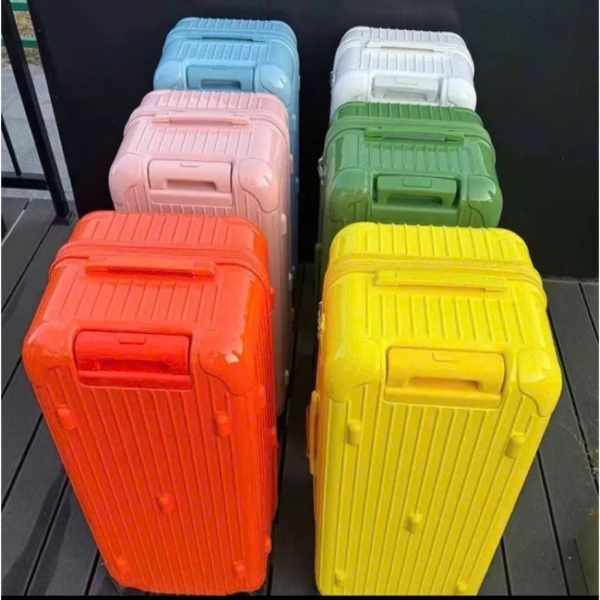 Chiếc valí nhựa siêu to hứa hẹn chứa hết mọi đồ dùng, nhưng độ bền ngăn kéo thường làm người dùng bất ngờ