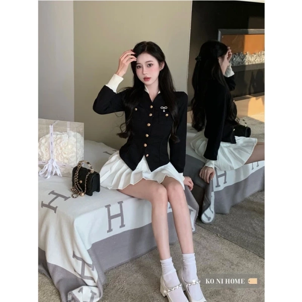 Chiều dài váy xếp ly trong bộ trang phục công sở khiến người mua bối rối khi lên cầu thang