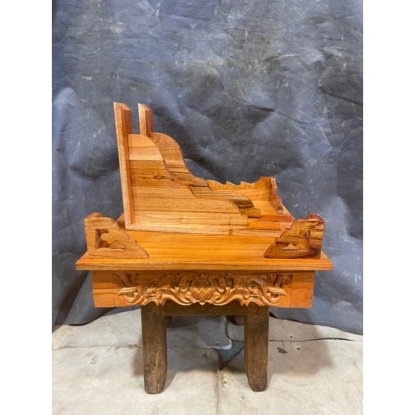 Chiều rộng 40 cm và họa tiết hoa sen trên bàn thờ gỗ xoan thường buộc người dùng phải chọn lọc lễ vật sao cho hợp lý.