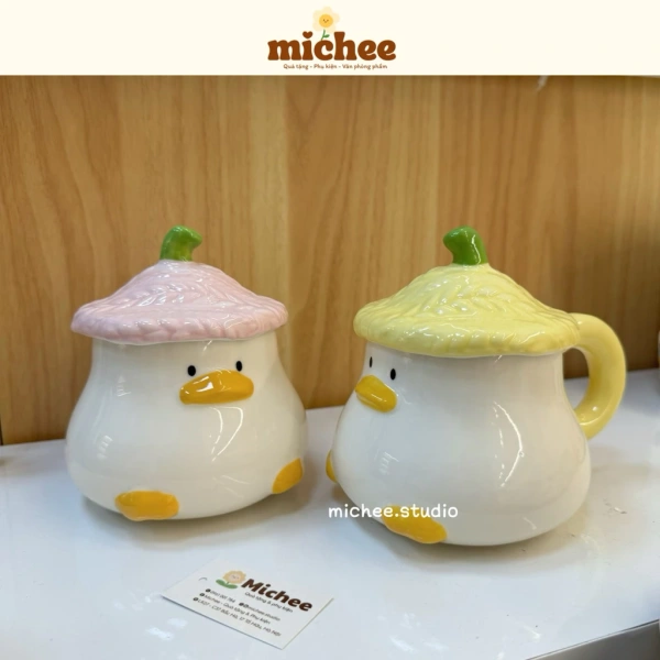 Cốc sứ hình vịt đội mũ dễ thương nhưng góc mũ lại ẩn lại những vết bẩn khó lau