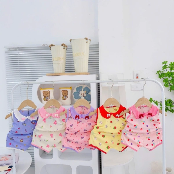 Cộc tay thun thoáng mát cho bé giúp hạ nhiệt, nhưng lại khiến da bé cảm thấy bám chặt khi vận động mạnh