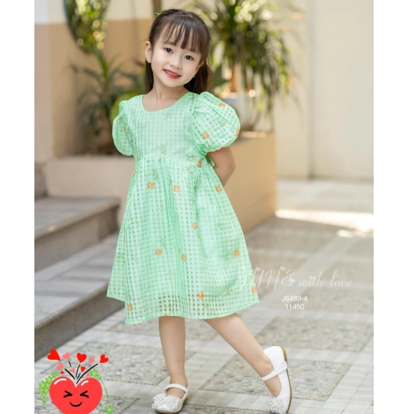 Đầm babydoll hoa nhẹ nhàng cho bé gái nhưng lại khiến nhiệt độ cơ thể tăng lên trong tiệc Giáng sinh